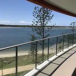 Waters Edge On The Broadwater