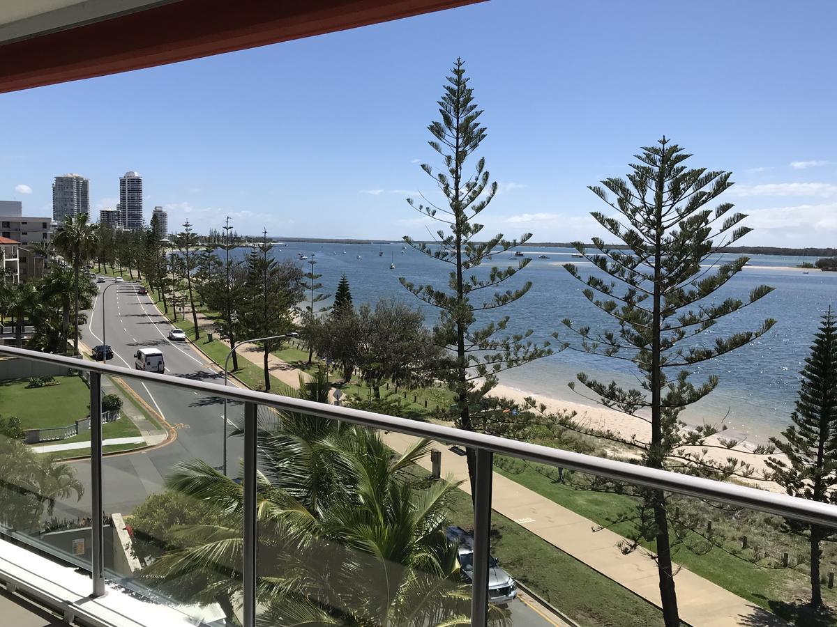 Waters Edge On The Broadwater *