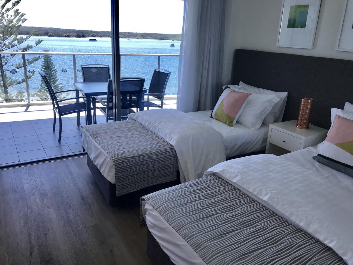 Waters Edge On The Broadwater Apartment